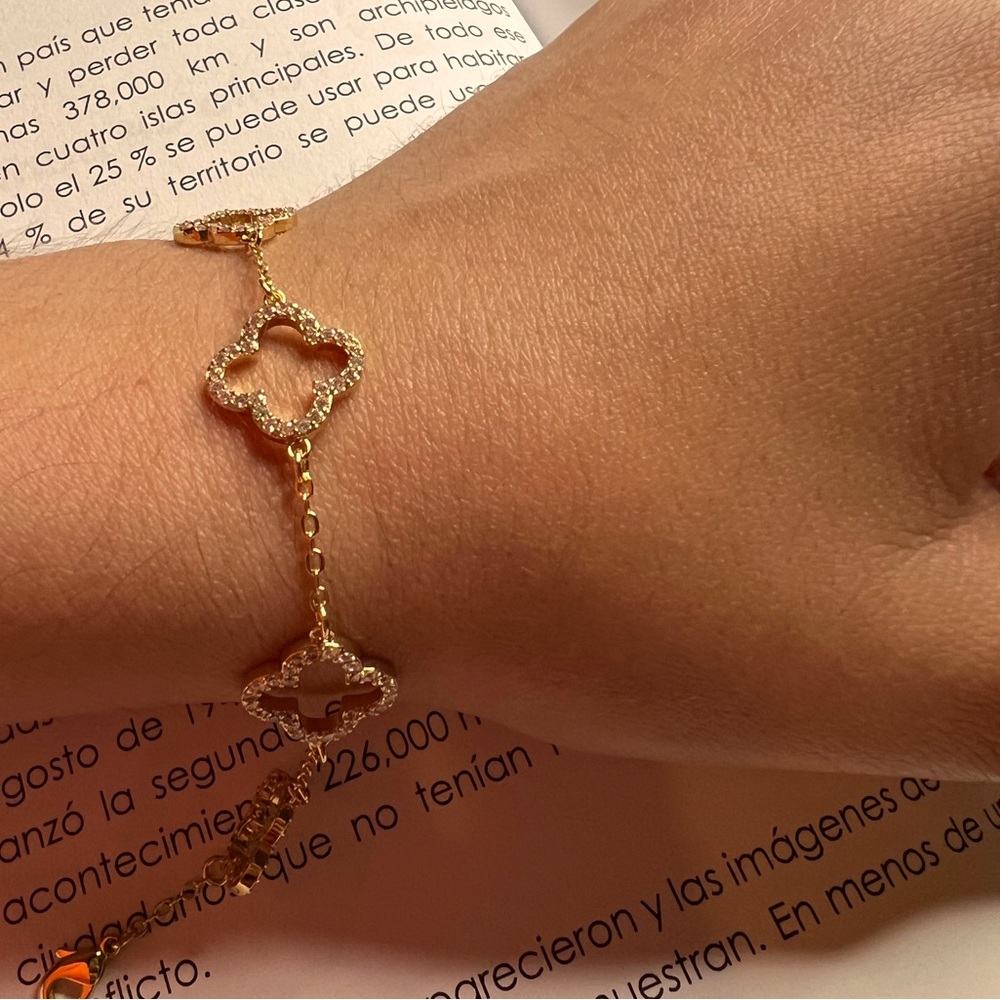 Cubic Zirconia Clover Design bracelet